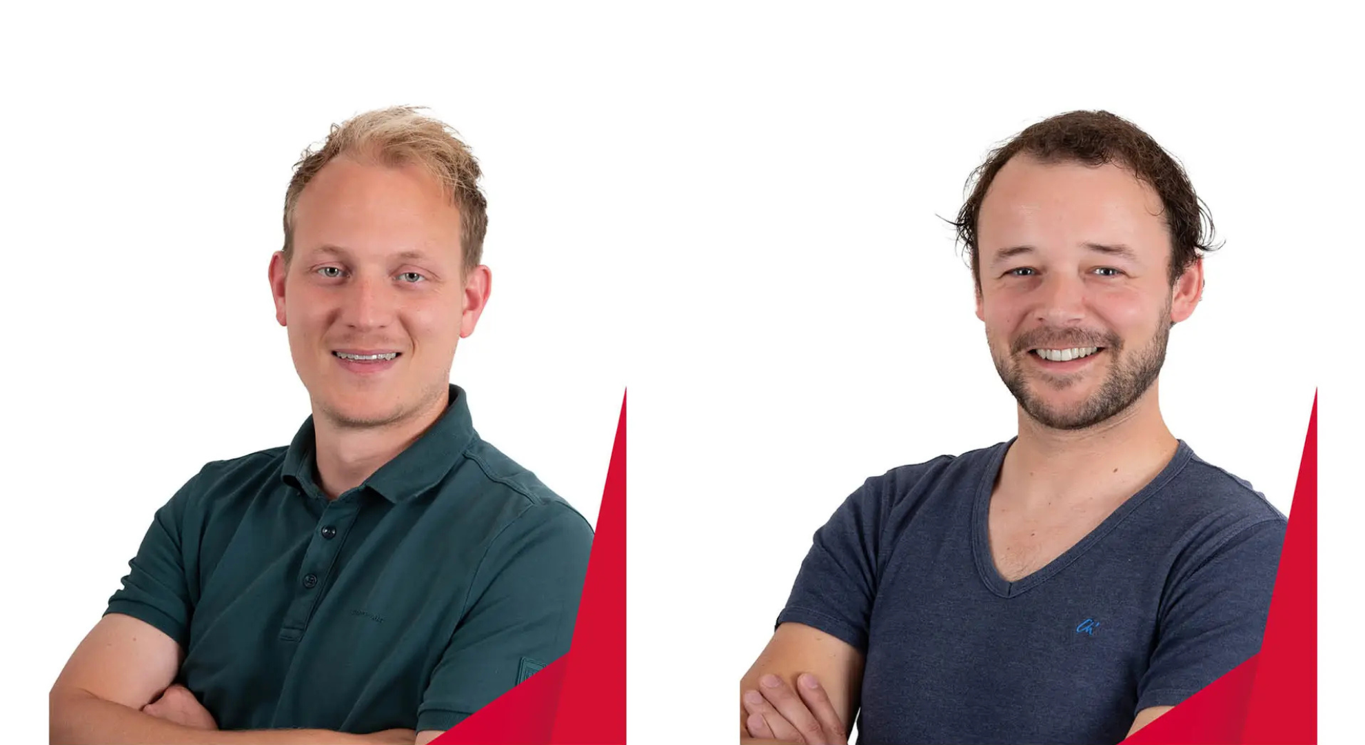 Zwei Männer mit verschränkten Armen vor weißem Hintergrund